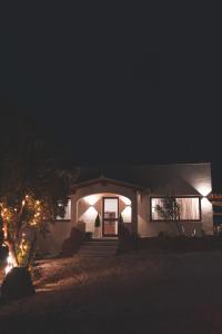 uma casa à noite com luzes no escuro em Agriturismo Irghitula em Posada