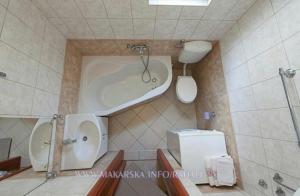 Koupelna v ubytování Apartmani IvaMia