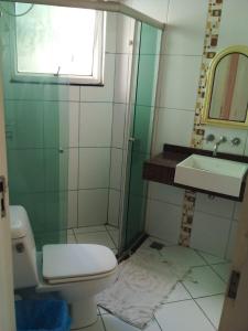 uma casa de banho com um WC e um lavatório em Hostel e Pousada do Bosque em Rio Branco