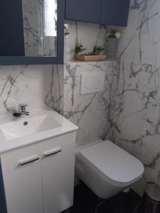 Un baño blanco con inodoro y lavabo. en ¡Económico y bien ubicado!, en Castellón de la Plana