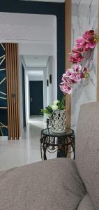 Una sala de estar con un jarrón de flores sobre una mesa. en ¡Económico y bien ubicado!, en Castellón de la Plana