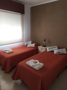 En eller flere senge i et værelse på Apart Anficosta