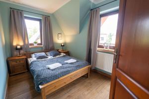 una camera da letto con un letto e due asciugamani di Apartamenty Góralmobile Zakopane a Zakopane