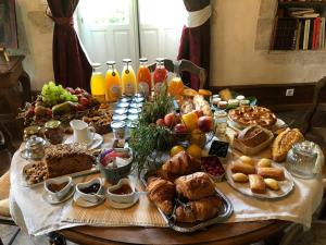 Možnosti snídaně pro hosty v ubytování Domaine du Très-Haut - Château de Montanges