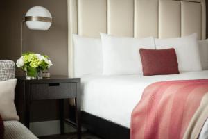 Postel nebo postele na pokoji v ubytování Hotel Commonwealth