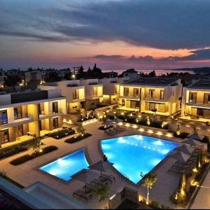 The swimming pool at or close to Luxury Apartment Nikiti Olea Valley