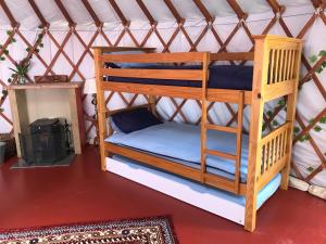 Двуетажно легло или двуетажни легла в стая в The Yurts at Burnt House Farm