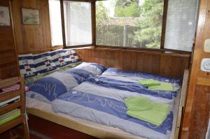 Postel nebo postele na pokoji v ubytování Chata u Hřiště