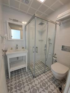 切什梅Bahar Butik Otel的带淋浴、盥洗盆和卫生间的浴室