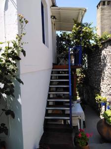 eine Treppe, die zu einem Haus führt in der Unterkunft Aegean blue in Kallirákhi