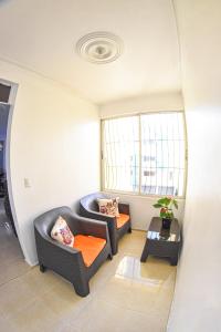 uma sala de estar com dois sofás e uma janela em Apartamento en la carreras próximo al monumento em Santiago de los Caballeros