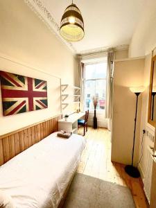 a bedroom with a bed and a desk and a lamp at Central Edinburgh - Large groups in Edinburgh