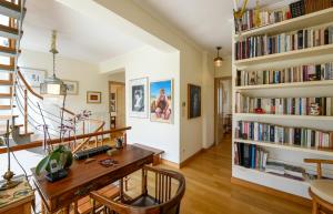 Knihovna v apartmánu