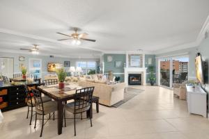 een eetkamer en een woonkamer met een tafel en stoelen bij Beach Cottages 1504 in Clearwater Beach