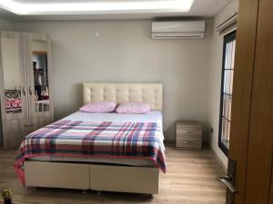 Postel nebo postele na pokoji v ubytování Seyran Seaside Apartments - 2-dublex