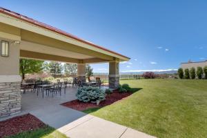 un patio con mesas y sillas en Best Western Plus Loveland Inn, en Loveland