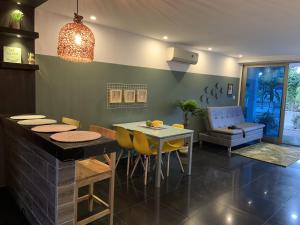ห้องอาหารหรือที่รับประทานอาหารของ Cabaña en coveñas en acogedor conjunto residencial