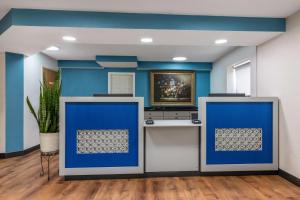 a room with blue walls and a counter at SureStay Hotel by Best Western Lewiston in Lewiston