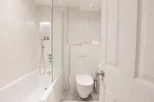 Phòng tắm tại Newly Refurbished 1 Bedroom in Vibrant Notting Hill