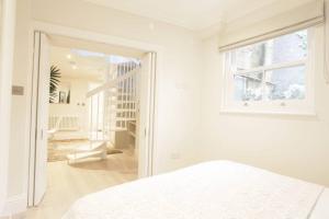 Giường trong phòng chung tại Newly Refurbished 1 Bedroom in Vibrant Notting Hill