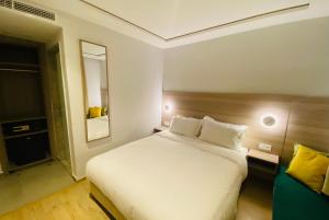 Postel nebo postele na pokoji v ubytování Fajr Hotel