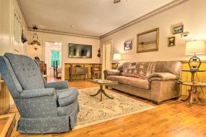 Posezení v ubytování Fire Pit and Porch! Rustic Linville Falls Cottage