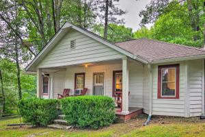 Afbeelding uit fotogalerij van Rustic Linville Falls Cottage with Fire Pit! in Linville Falls