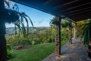 una vista desde el porche de una casa en Vista Lago Arenal, en Piedras