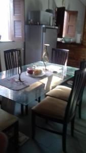 una mesa de comedor con un plato de comida. en Uma casa para descansar em um cenário paradisíaco., en Icapuí