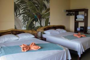 Una cama o camas en una habitación de Sunshine Sanctuary Boutique Jungle Lodge