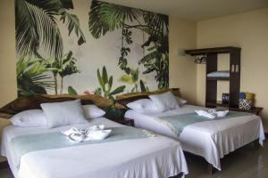 Una cama o camas en una habitación de Sunshine Sanctuary Boutique Jungle Lodge