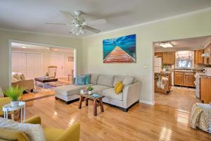 una sala de estar con un sofá y una mesa en Waterfront Reedville Home with Private Dock!, en Reedville