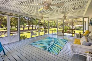 un porche cubierto con una piscina en la terraza en Waterfront Reedville Home with Private Dock!, en Reedville