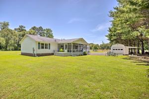 una casa blanca con garaje y patio de césped en Waterfront Reedville Home with Private Dock!, en Reedville