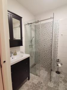 bagno con lavandino e doccia in vetro di Apartment Nino a Zara (Zadar)