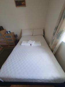 A bed or beds in a room at Homely 1 Bedroom Apartment in Beckton With Parking