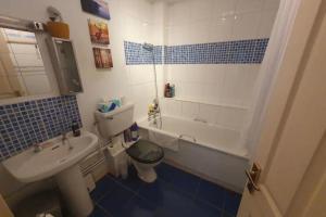 Phòng tắm tại Homely 1 Bedroom Apartment in Beckton With Parking