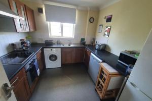 A kitchen or kitchenette at Homely 1 Bedroom Apartment in Beckton With Parking