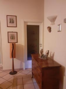 Zimmer mit einer Kommode und einer Lampe an der Wand in der Unterkunft La Vecchia Quercia in Pergine Valdarno