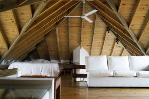 a attic room with a white couch and a ceiling at 100m to Solanas Beach, 5 bedrooms, 3 bathrooms, Casa Poopshkin in Punta del Este