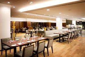a restaurant with tables and chairs and a bar at Seoul Garden Hotel in Seoul