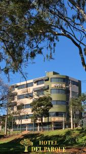 un edificio de hotel con un cartel delante en Hotel del Parque, en Ciudad del Este