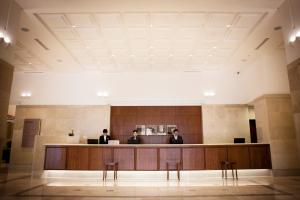 un hall avec trois personnes assises dans une salle d'attente dans l'établissement Seoul Garden Hotel, à Séoul