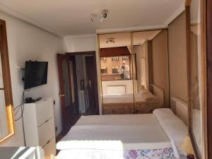 A bed or beds in a room at MONTE NARANCO-LOS VEGA PARKING e INTERNET GRATIS