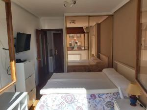 Ένα ή περισσότερα κρεβάτια σε δωμάτιο στο MONTE NARANCO-LOS VEGA PARKING e INTERNET GRATIS