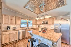 Kuchyň nebo kuchyňský kout v ubytování Lakefront Granbury Home, Boat Dock On-Site!