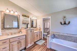 Koupelna v ubytování Lakefront Granbury Home, Boat Dock On-Site! + 26 fotografií