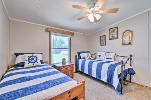 Postel nebo postele na pokoji v ubytování Lakefront Granbury Home, Boat Dock On-Site!