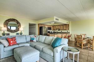 Χώρος καθιστικού στο Balcony and Beach Access Inviting Ocean City Condo