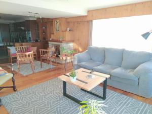 sala de estar con sofá y mesa en Casa Campo B&B en San Carlos de Bariloche